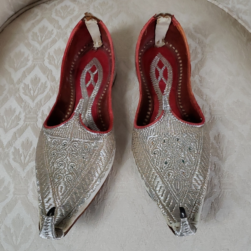 Womens Vintage Silver Metallic Ceremonial Slipper